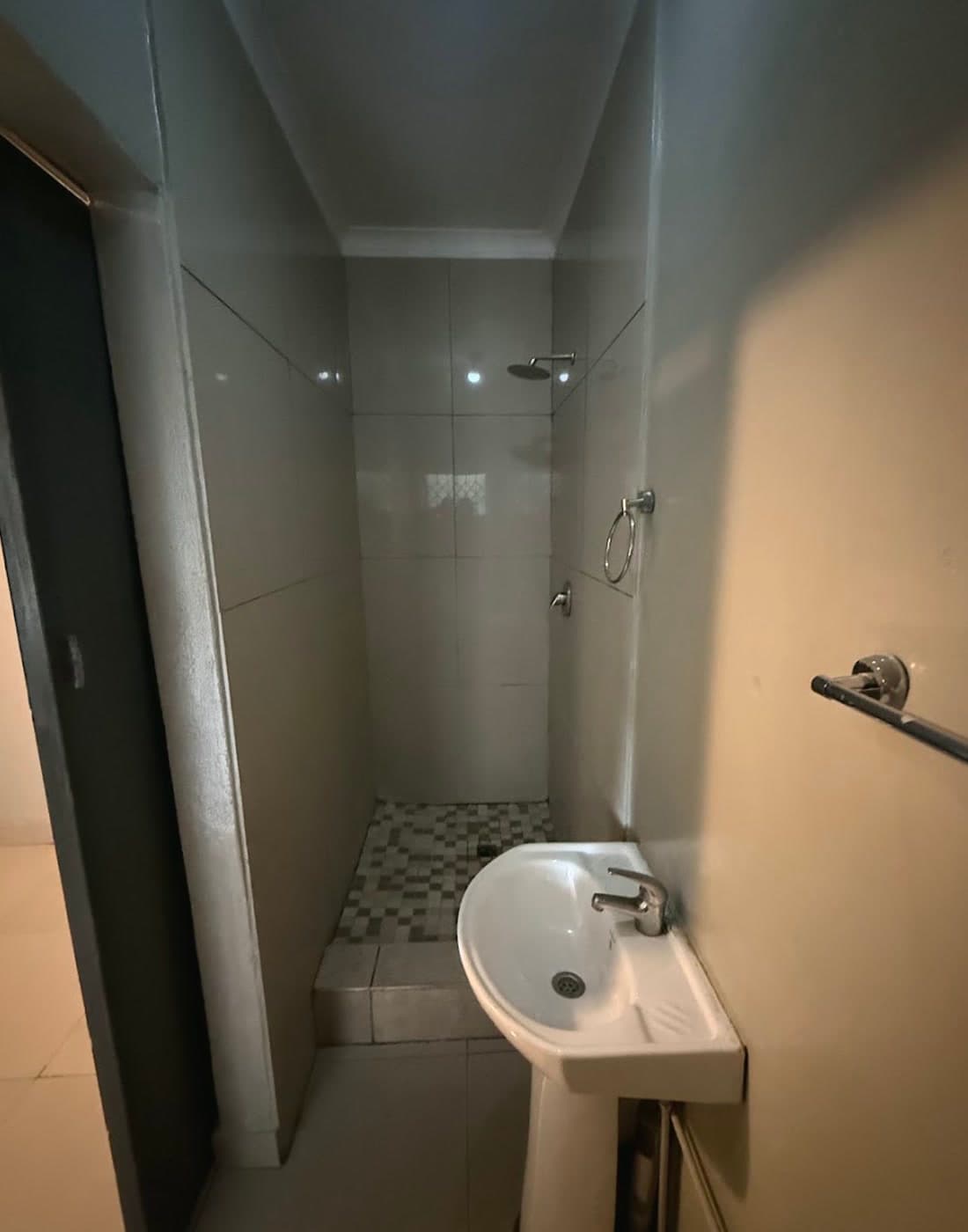 Example private shower and basin at Westrich